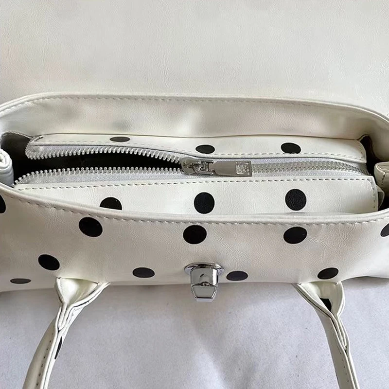 Gepunktete Hobo-Unterarmtasche, Koreanisch-Chic Damen-Handtasche mit Langem Trageriemen und Taschenanhänger, Alltagstasche für Arbeit und Pendeln – Detail 3