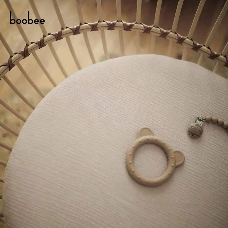 قطعة واحدة من ملاءة كريب الأطفال ذات الألوان الصلبة، غطاء مرتبة مهد - صديق للبشرة وناعم، غزل قطني مسامي لا يبدو خانقًا، مناسب لأنواع السرير المختلفة، ملاءة سرير مريحة - مصنوعة من مادة الموسلين. هدية مثالية للأطفال في عيد الميلاد والهالوين وعيد الشكر