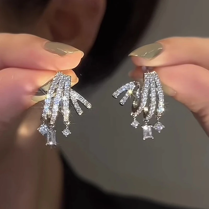 Huitan Mode Silber Farbe Glänzende Zirkonia Durchbohrte Ohrringe für Frauen Stilvolle Moderne Accessoires für Tägliche Party Weibliche Schmuck