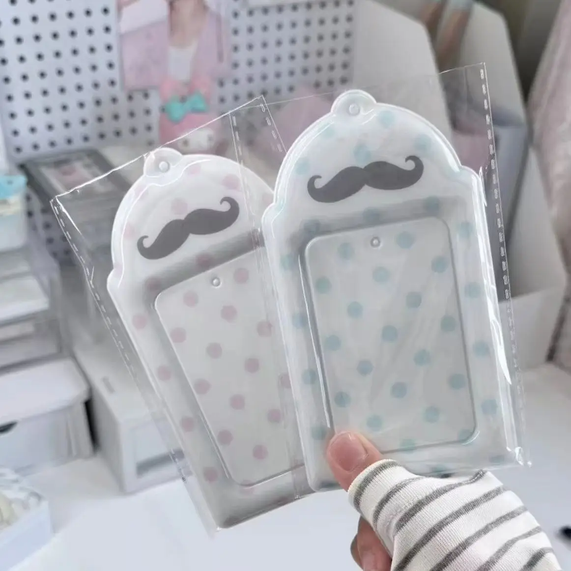 1-2pcs 2pcs Polka Dot Mustache Print Card Holder PVC Kpop Idol 3 Inch Photocard Meal Card School ID Card Storage Display Pendant