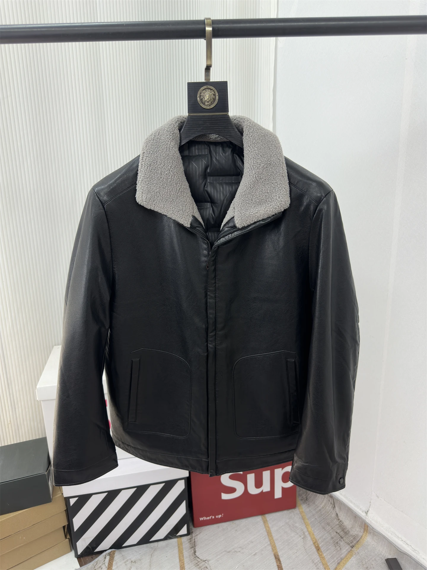 

Теплая кожаная куртка на флисовой подкладке для мужчин: модная повседневная верхняя одежда для города, с воротником-стойкой, длинными рукавами, на молнии, из искусственной кожи.