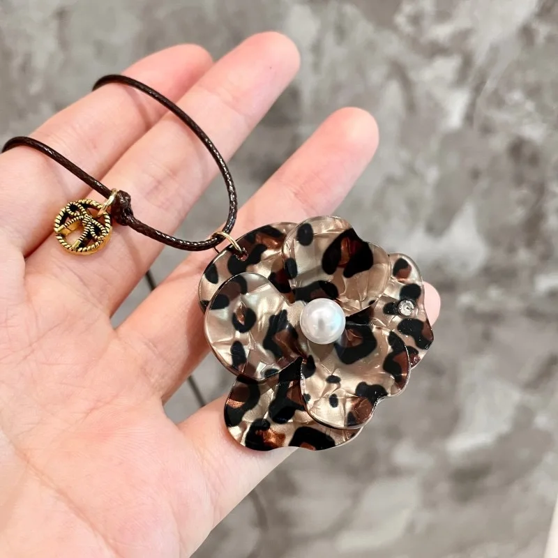 

Unique European And American Leopard Print Pearl Flower Jewelry Design High-End Commute Accessory for Ladies Daily Party