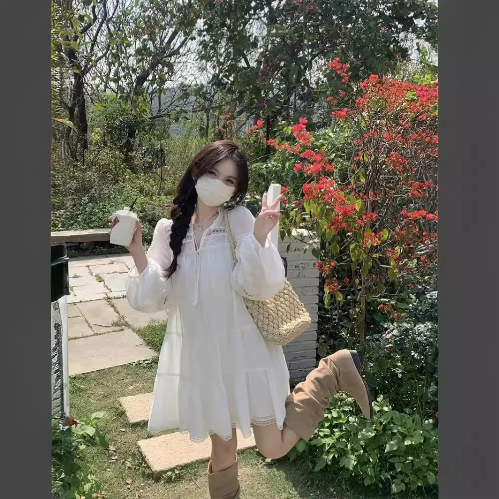 Verano 2025 nuevo vestido caliente francés con empalme hueco para mujer falda blanca de estilo suave