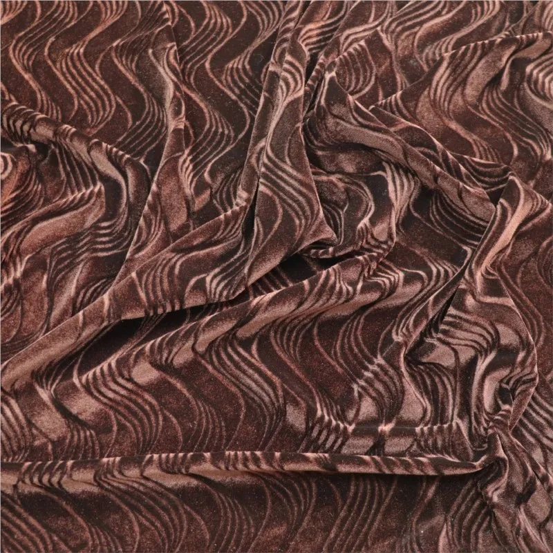 벨벳과 금색 워프 니트 원단으로 제작되었으며, 주름이 생기지 않고 엠보싱 처리된 스프레이 페인팅으로 세련된 드레스 이브닝 가운