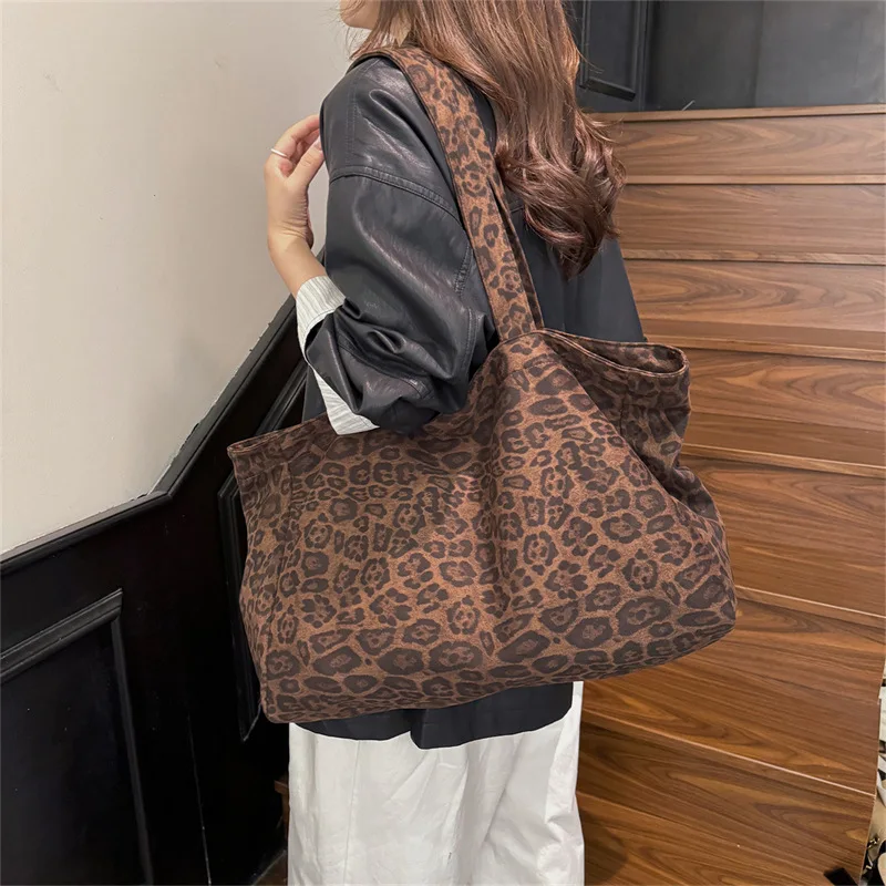 

2025 Leopard Print Tote Bag, Spacious Underarm Purse for Women, Luxe Shoulder Crossbody, Minimalist Day to Night Bag, Textured