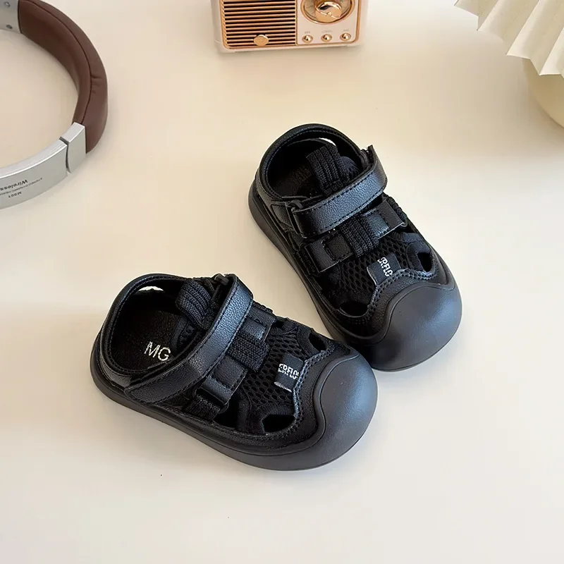 

Детские сандалии для девочек, лето 2024, новая мода в корейском стиле, нескользящая универсальная шикарная пляжная обувь с мягкой подошвой и воздушной сеткой