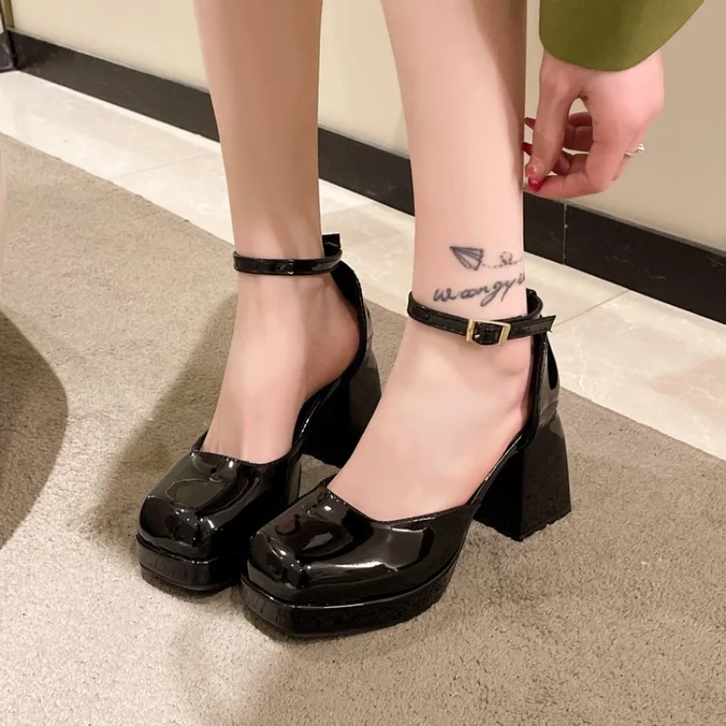 

Женские туфли 2026: босоножки на толстом каблуке, с ремешками на пальцах, ажурные, из блестящей кожи, дышащие, премиум-класса