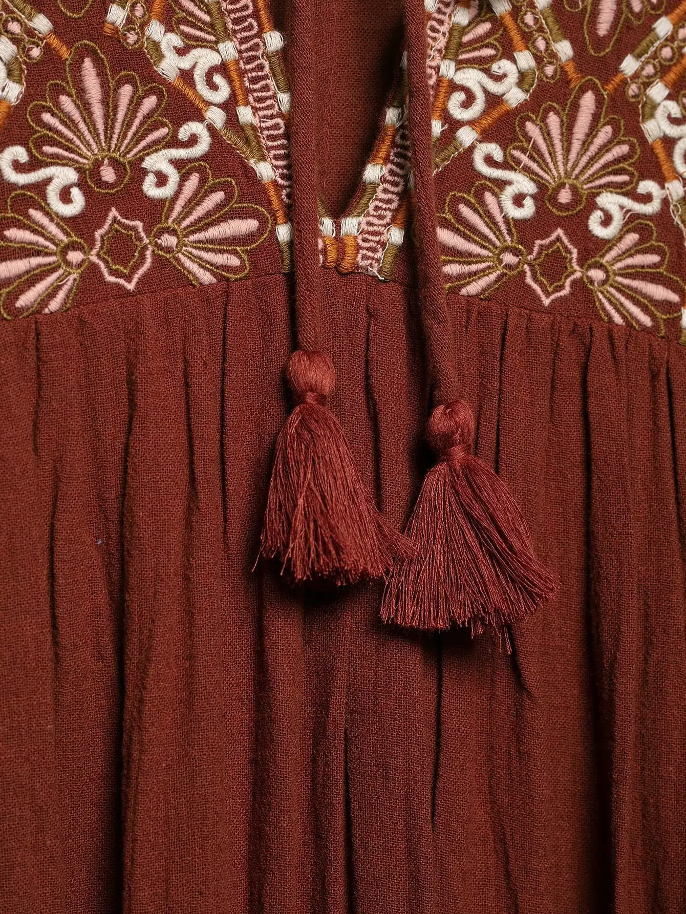 2025 Primavera y verano de manga larga para mujer Vestido corto con borlas con cordones y cuello en V vestidos bordados sueltos Casual vestido de vacaciones en la playa