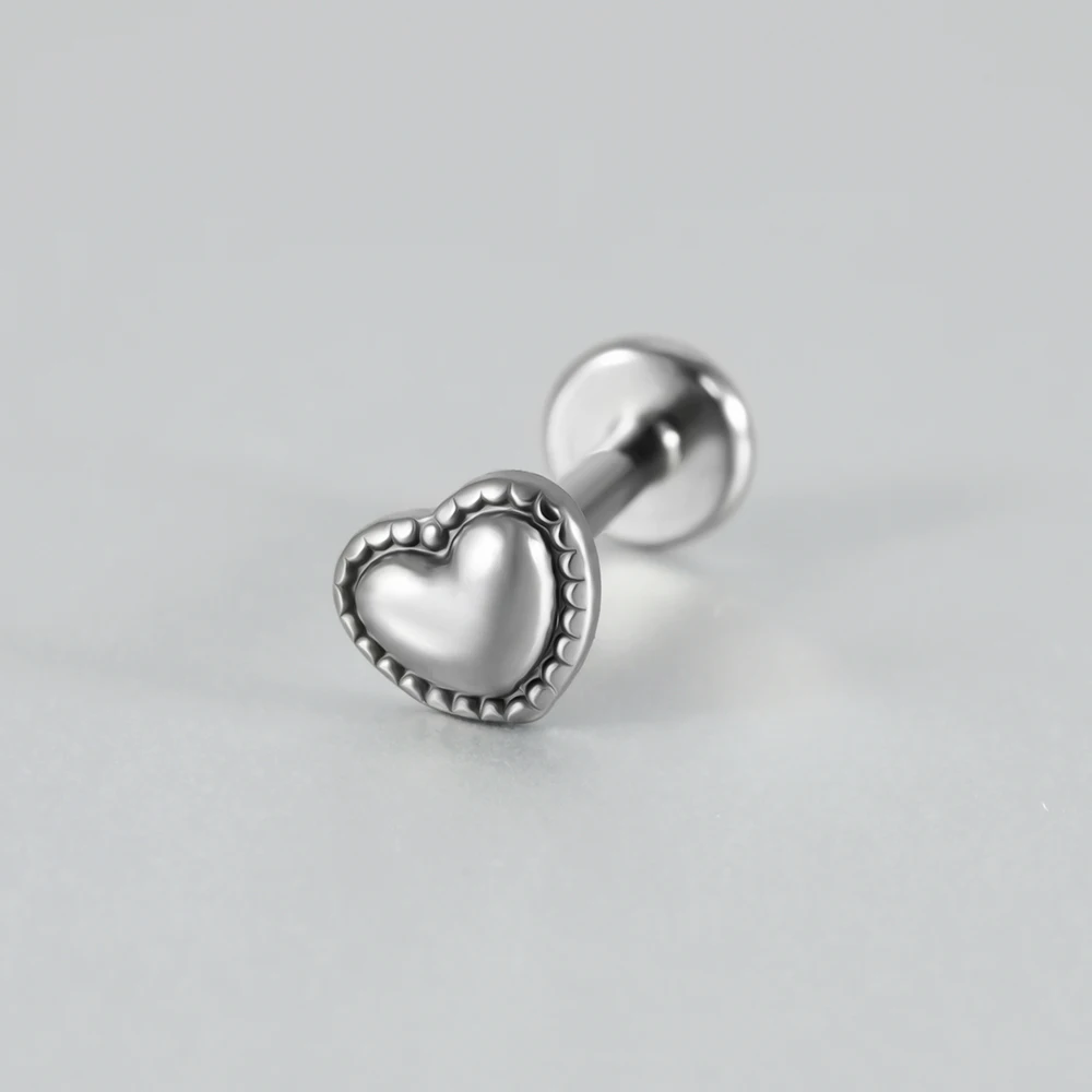 ASTM F136 التيتانيوم 16 جرام شكل قلب Labret الشفاه الغضروف قرط الاذن المرصع اللولب الزنمة محارة ثقب الأذن مجوهرات للجسم مع صندوق هدية