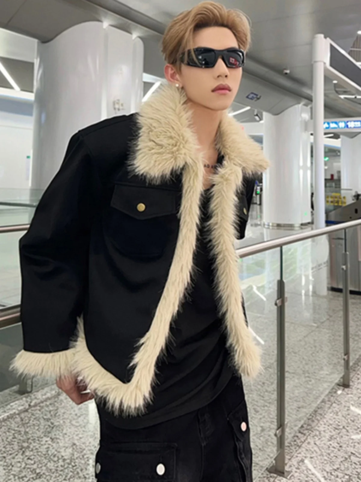 

Мужская осенне-зимняя куртка из хлопка с вельветовыми вставками и меховым воротником в американском стиле