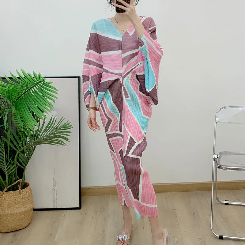 

Pleated Batwing Sleeve Dress Women's 2023 Summer High-end Printed Styline Large Size Styline V-neck Base Dress