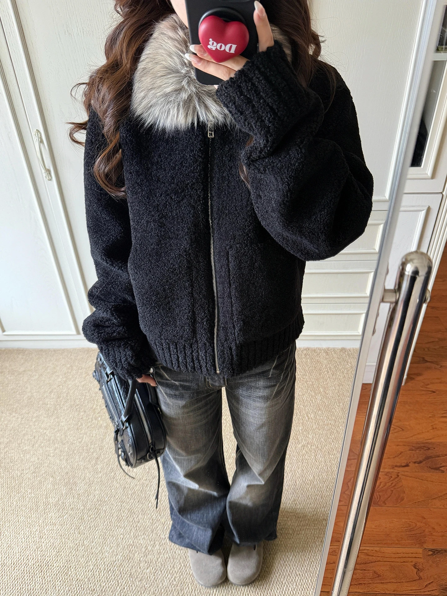 A new style of women's autumn and winter coat with a fixed dyed fur collar and small particle lambskin, featuring thickened blac