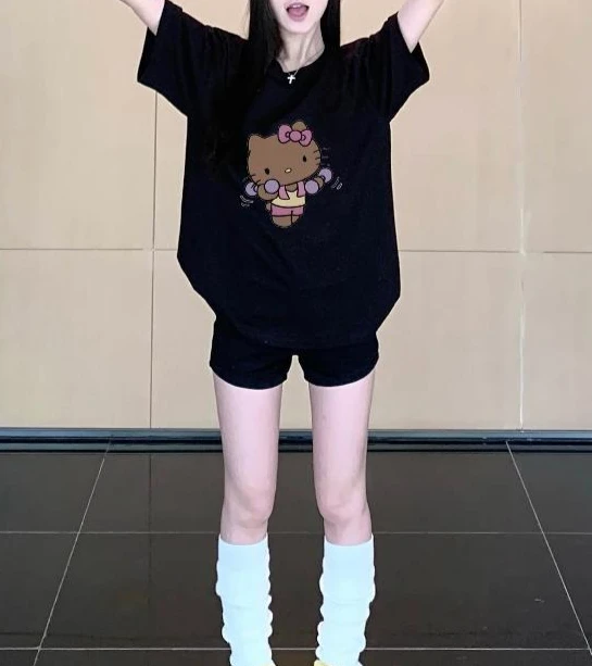 MINISO Sanrio negro Retro Hello Kitty mancuernas Linda camiseta cuello redondo manga corta suelta Casual mujeres hombres camiseta ropa Top