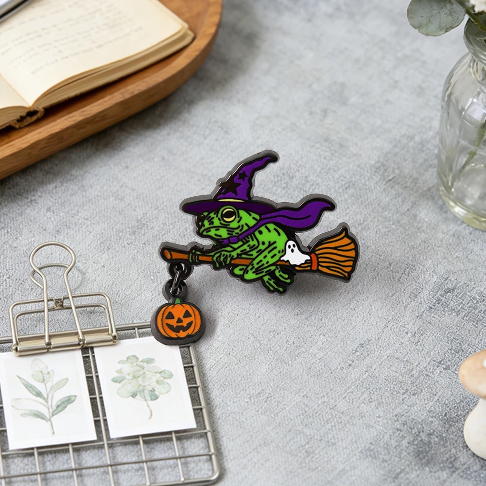 Halloween Frosch-Hexe Emaille-Brosche Besen Kürbis Geist Anhänger Abzeichen Rucksack Hut Feiertagsaccessoires Partygeschenk – Detail 8