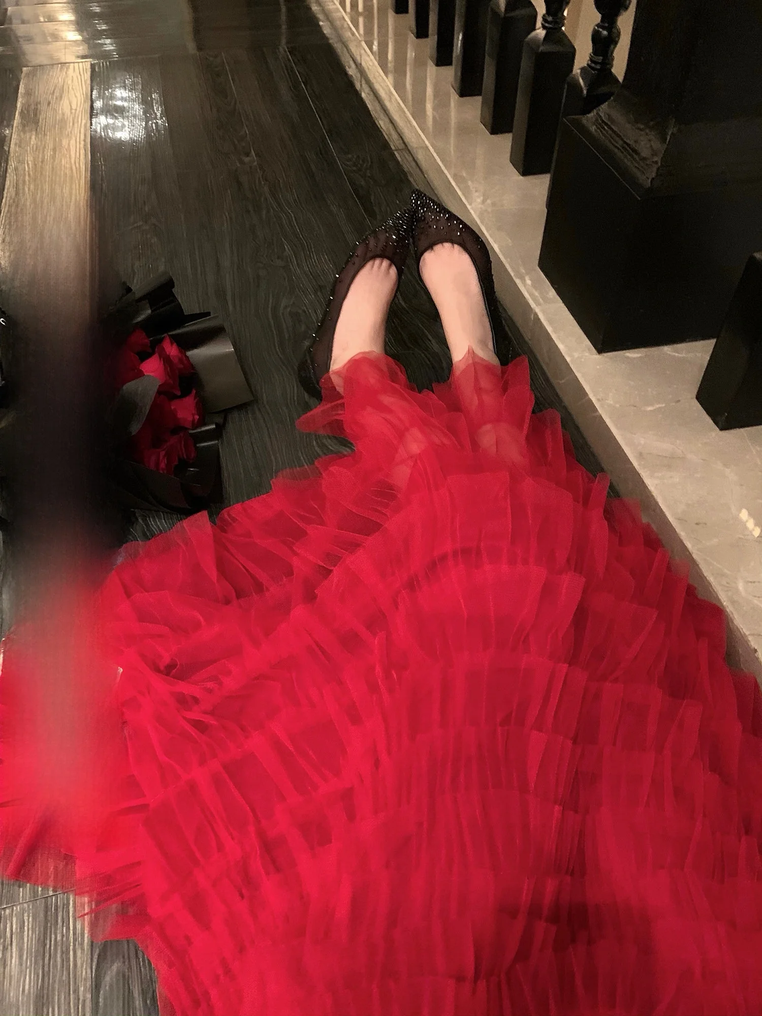 

Красная юбка-миди с высокой талией из тюля, многоярусная, женская, в корейском стиле, яркая, красивая, супербелая