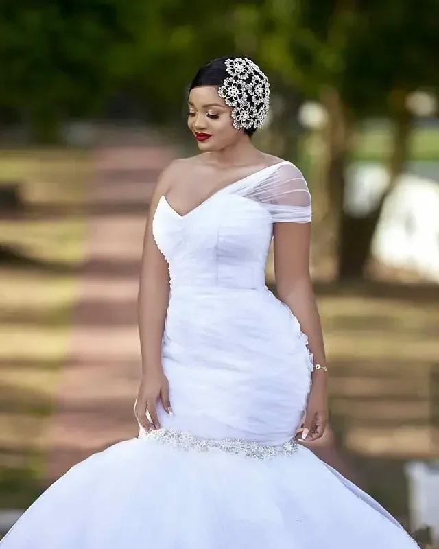 Maßgeschneiderte neue Meerjungfrau-Brautkleider in Übergröße, afrikanische One-Shoulder-Rüschen, Perlen, offener Rücken mit Knopf, Sweep-Zug, Brautkleid