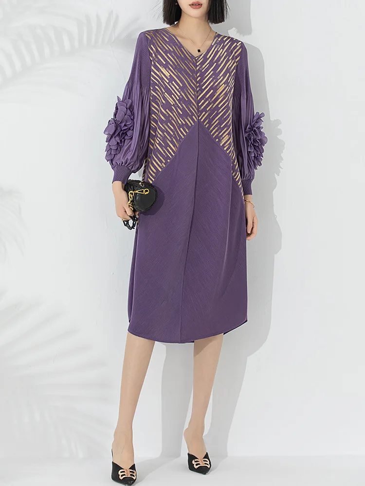 

MIYAKE New pleated spring and autumn V-neck hot gold plate flower lantern sleeve curved plus size dress [20240634]