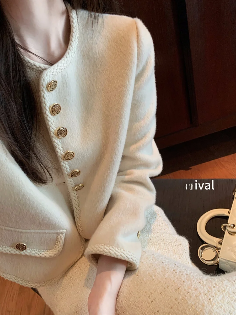 

Двустороннее шерстяное пальто из верблюжьей шерсти с шелковистым эффектом, очень мягкое и уютное, с красной этикеткой, для деловых женщин, с длинными рукавами, круглым вырезом, из чистой шерсти.