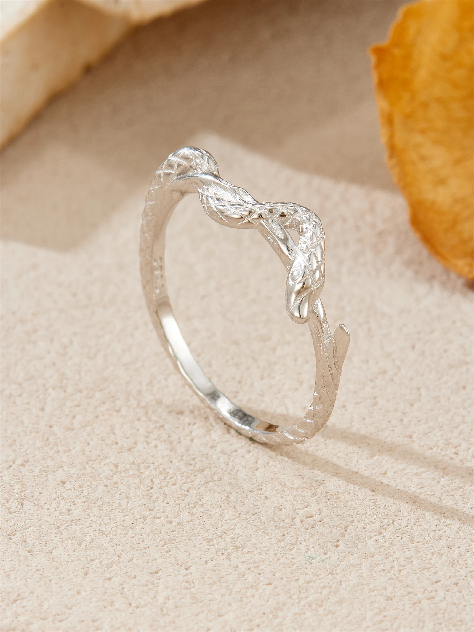 DPLAOPA 100% 925 فضة الأفعى تويست غير النظامية الملمس الدائري 2025 المرأة الفاخرة غرامة موضة روك مجوهرات بسيطة هدية