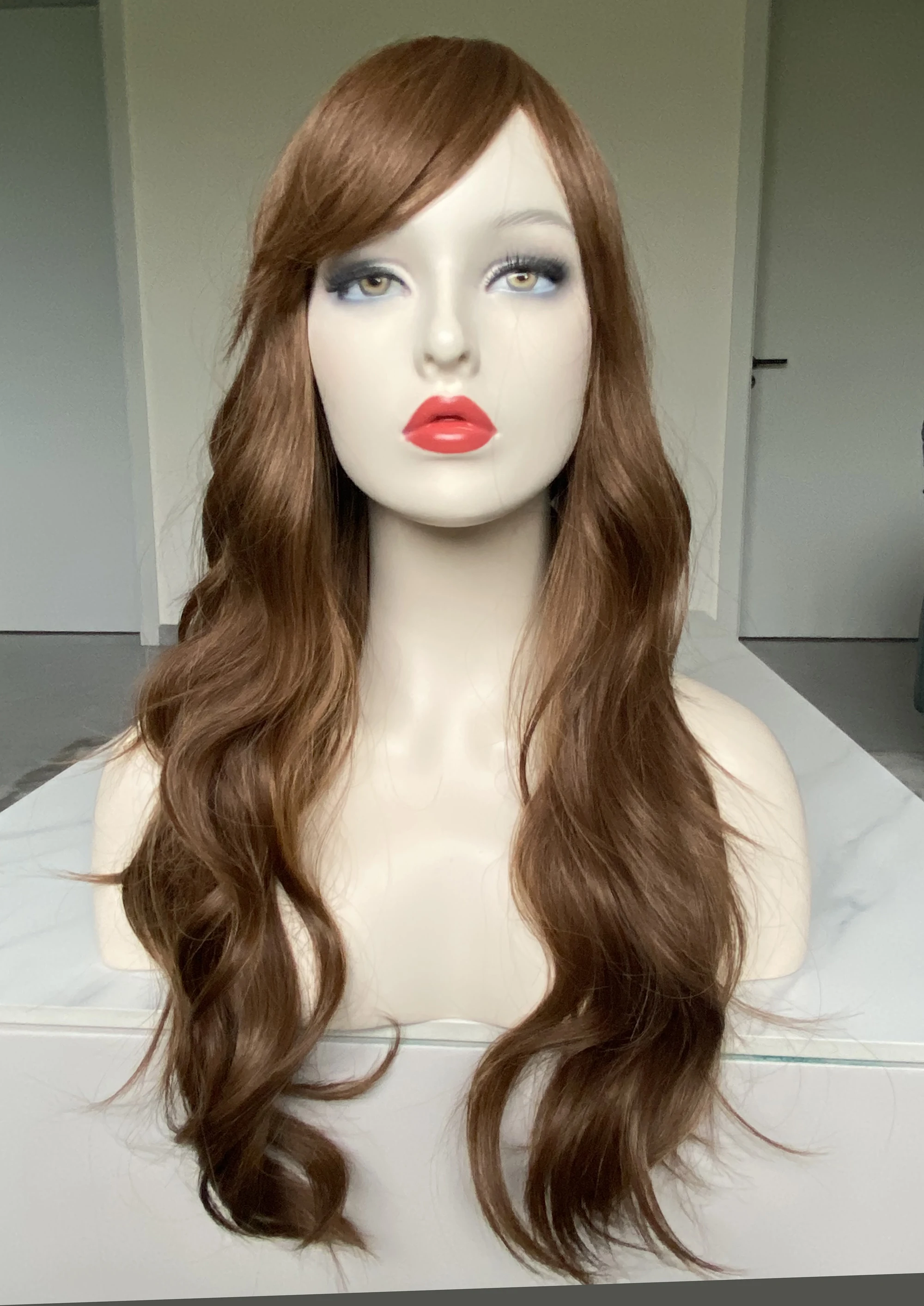 VDFD Wig sintetis keriting panjang rambut akar gelap Ombre coklat muda Cosplay dengan bagian tengah untuk wanita sehari-hari ramah panas