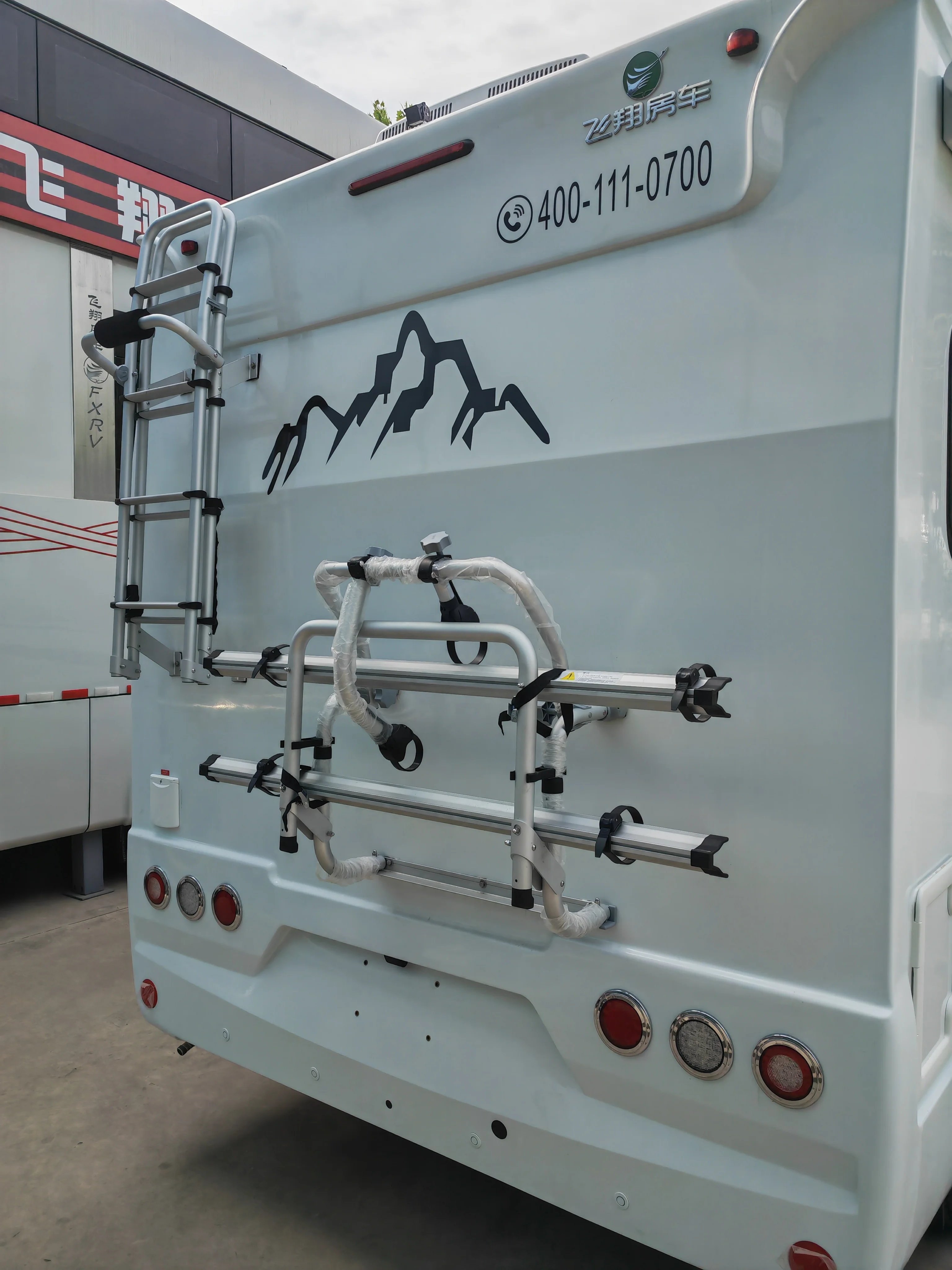 Professional Custom Fit Rear Folding Ladder for Motorhomes Aluminum Alloy Exterior Access Step Tool for Camper Van Pro