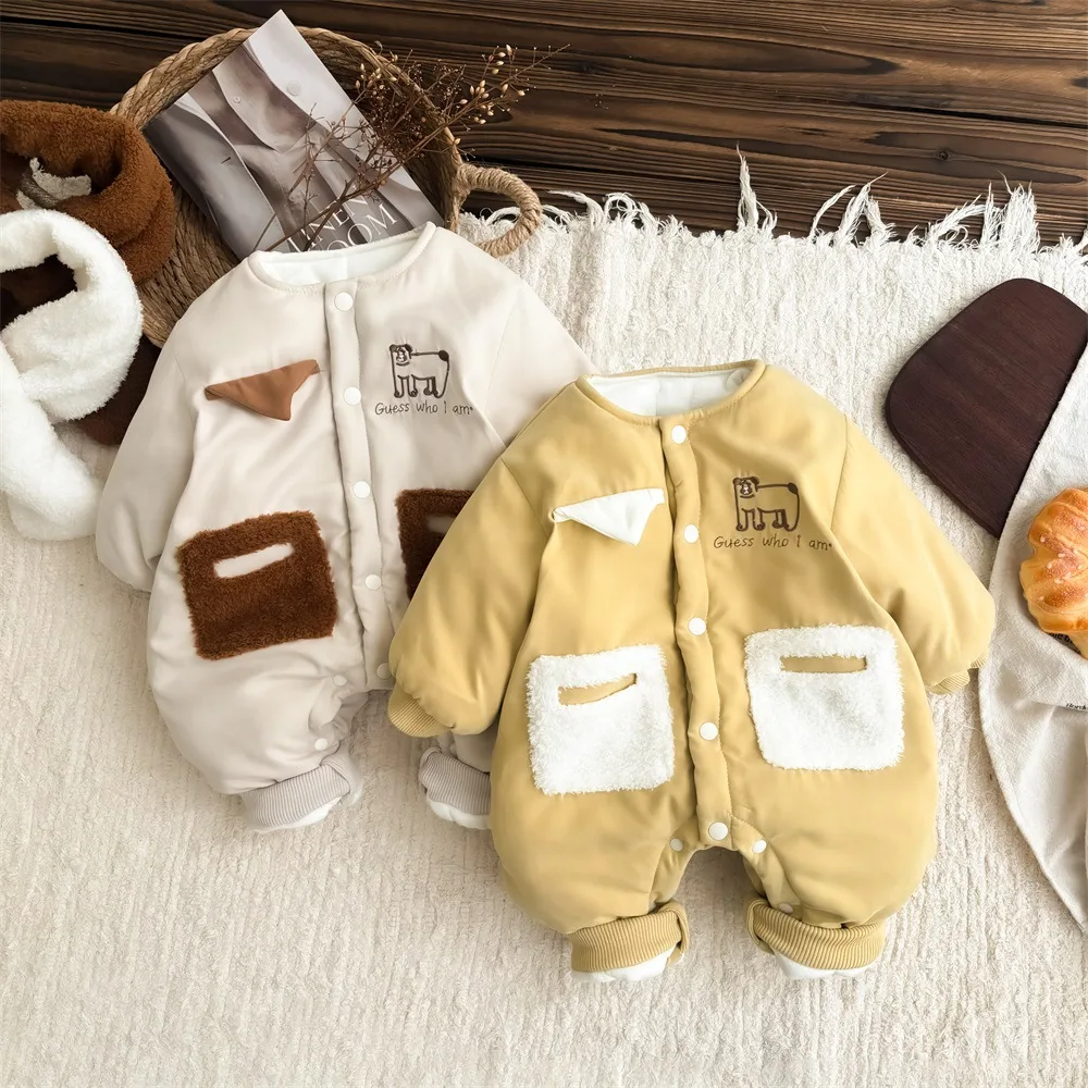 

2024 Korean Baby Boys Winter Rompers Cotton Clip Hairy Pocket Warm Infant Boys Jumpsuit With Scarf Toddler Boys Bodysuit