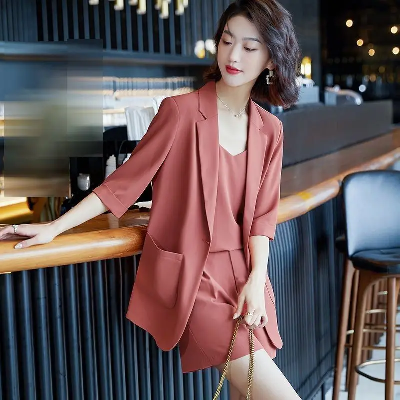 

Женский офисный костюм-тройка Весна-Лето 2026: Элегантный свободный пиджак, топ с рукавом до локтя, шорты – деловой повседневный комплект