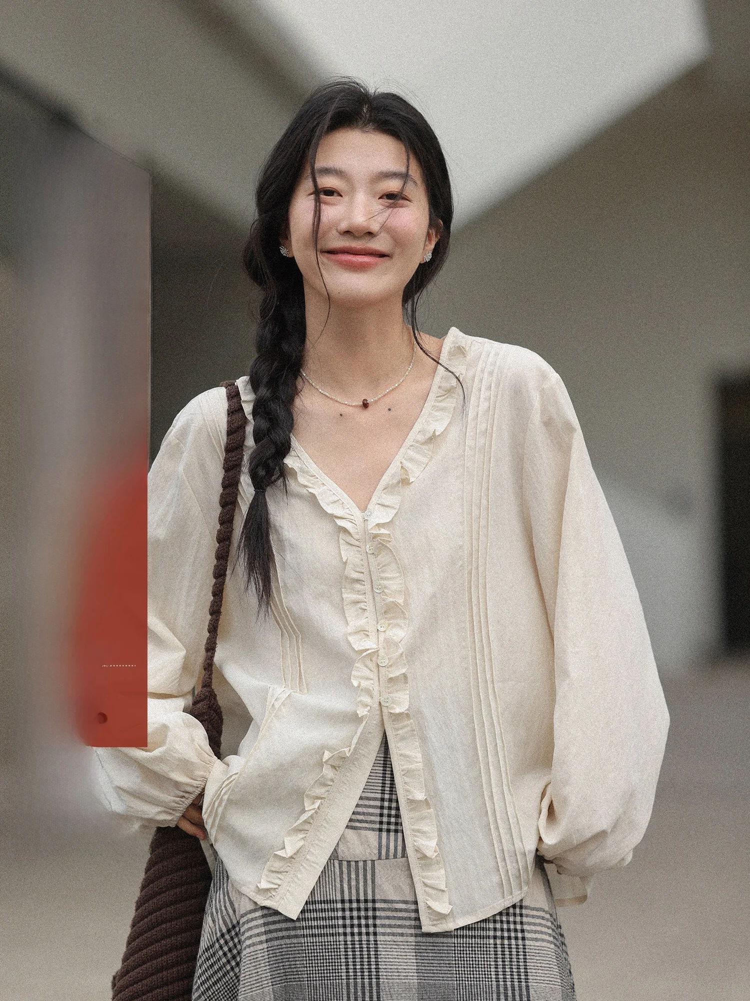 

Женская блузка во французском стиле с длинным рукавом и V-образным вырезом, с рукавами-фонариками, дышащая, весна 2026, новая модная модель