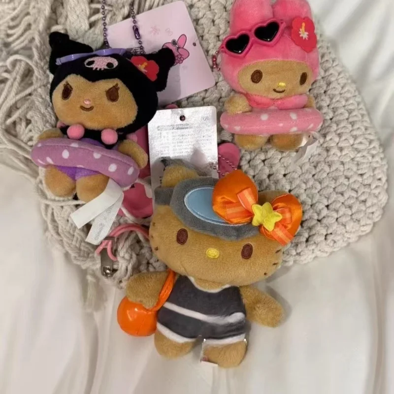 พวงกุญแจตุ๊กตาการ์ตูนซานริโอ้ใหม่ ตุ๊กตาขนนุ่มสีดำ Hello Kitty ตุ๊กตาขนนุ่มเจจูแว่นตาสีส้มโบว์สีส้ม KT cat อุปกรณ์เสริมกระเป๋า