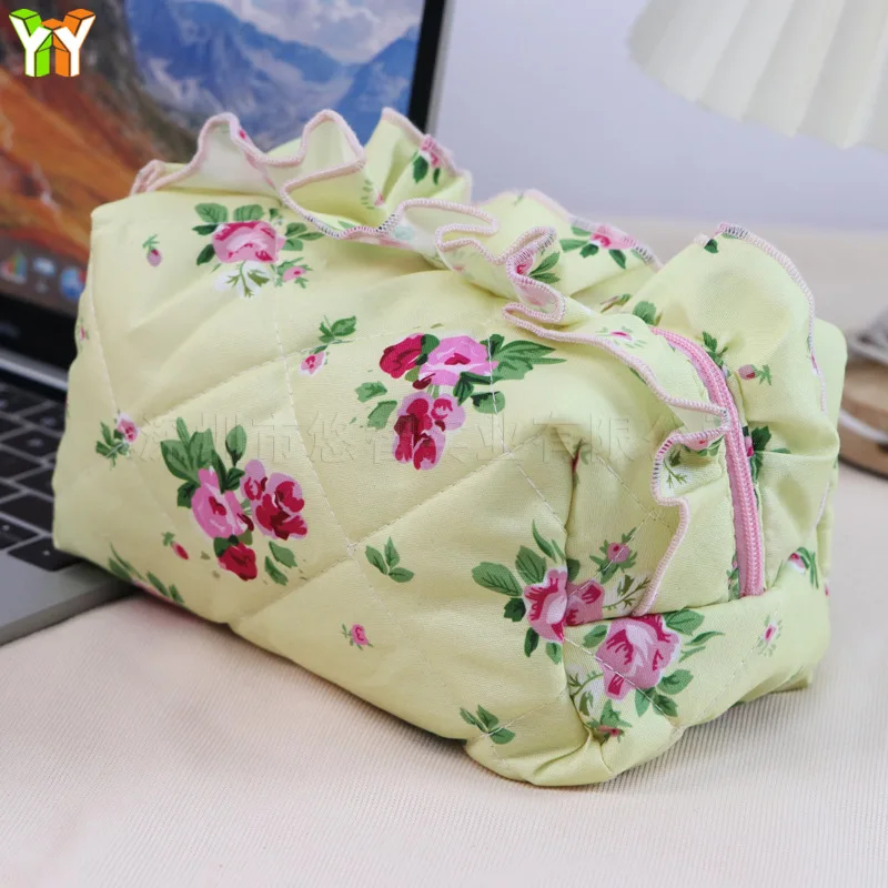 Borsa per il trucco floreale trapuntata con fodera scozzese bordo con volant per le donne custodia portatile da viaggio di grande capacità