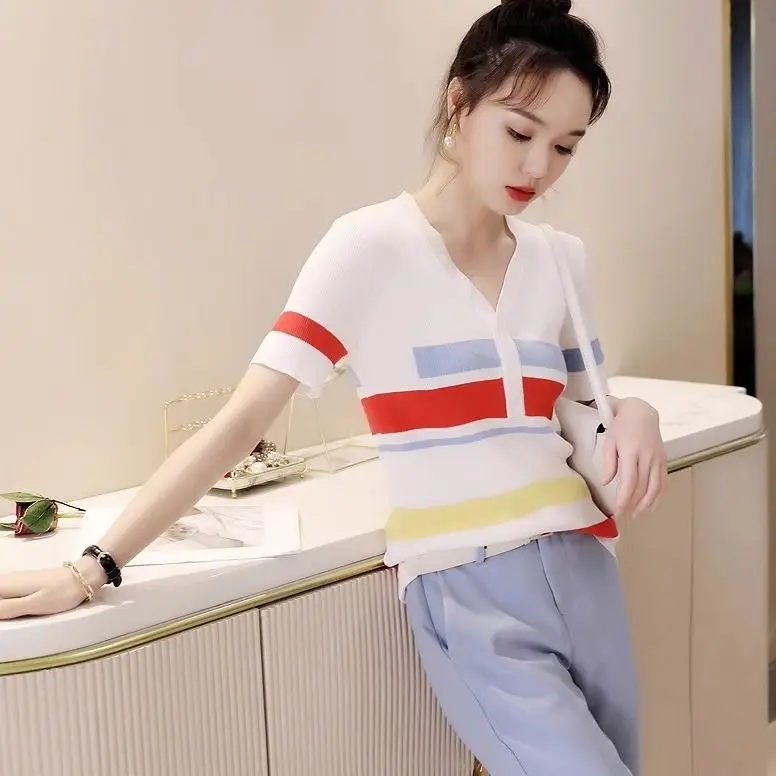 T-shirt allentata a righe color block a maniche corte in seta di ghiaccio 2025 moda estate nuovo maglione lavorato a maglia