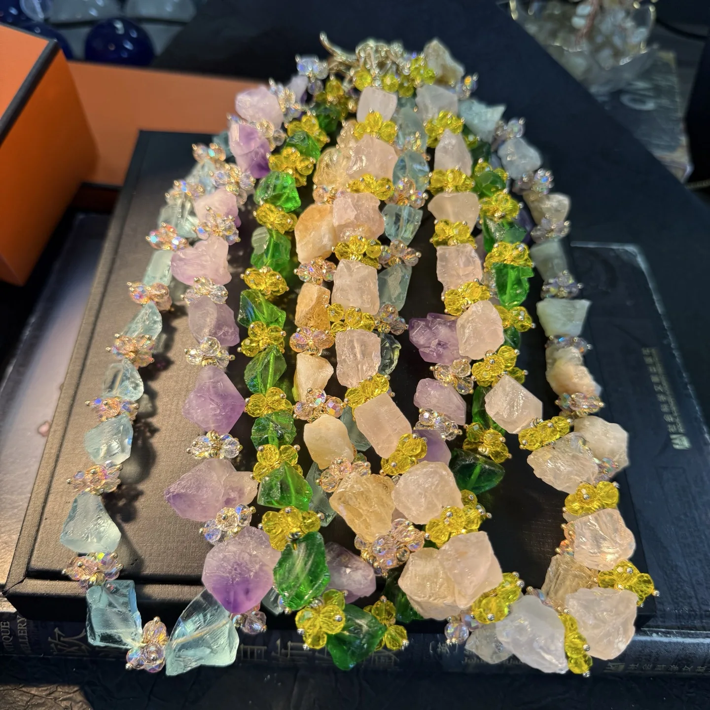 

Милое винтажное модное ожерелье в стиле ретро с необработанной рудой и кристаллами, изящный аксессуар для женщин, идеально подходящий для элегантности на каждый день.