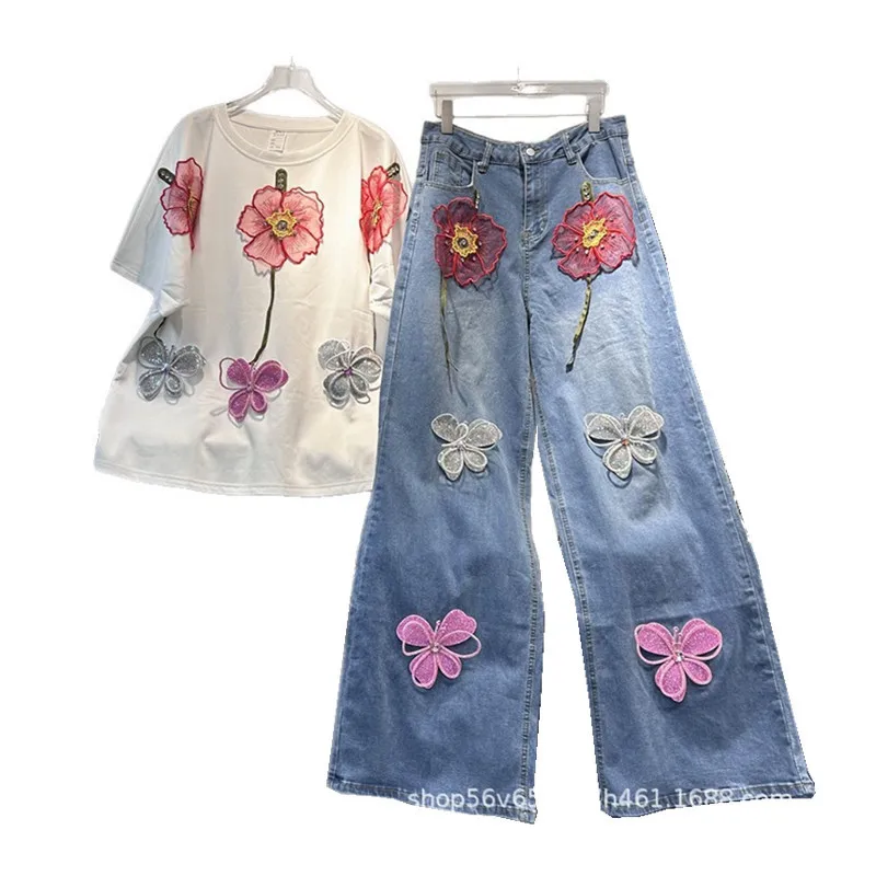 ชุดเซ็ตสองชิ้นสำหรับผู้หญิงแฟชั่น ลายดอกไม้ 3 มิติ ประดับเพชร เสื้อยืดแขนสั้นทรงหลวม + กางเกงยีนส์ทรงตรงเอวสูงขากว้าง