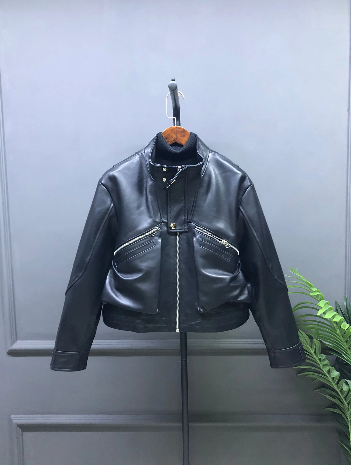 

Женская кожаная куртка-косуха из натуральной овчины с воротником-стойкой на молнии, приталенная, стильная, с двойными карманами, модная