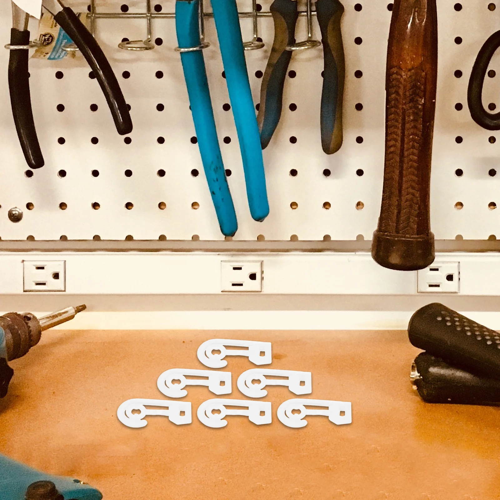 

100Pcs Clear Plastic J Hooks Multipurpose Sock Hat Display Retail Fixtures Organizer Hanging Bag Holder Solutions