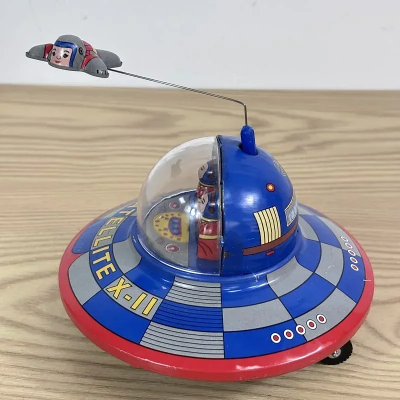 Flying Saucer Metal Tin UFO Space Ship Astronaut Spaceman Clockwork Toys Figure Model Vintage Adult Collection Retro Wind Up Toy