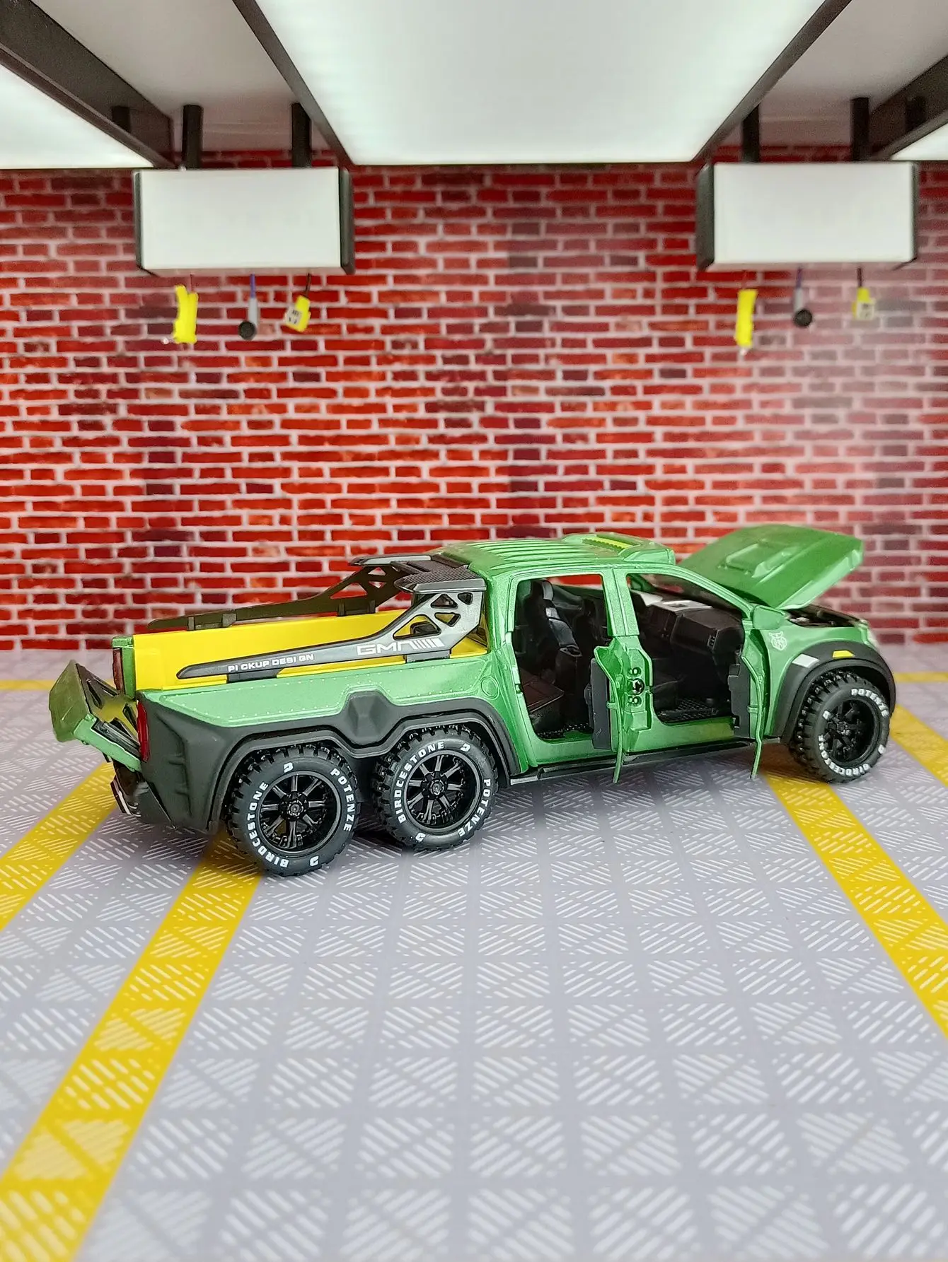 Modèle de voiture en alliage à Six roues 1:28, véhicule tout-terrain acousto-optique, jouet pour enfants avec de détails riches, fabrication soignée