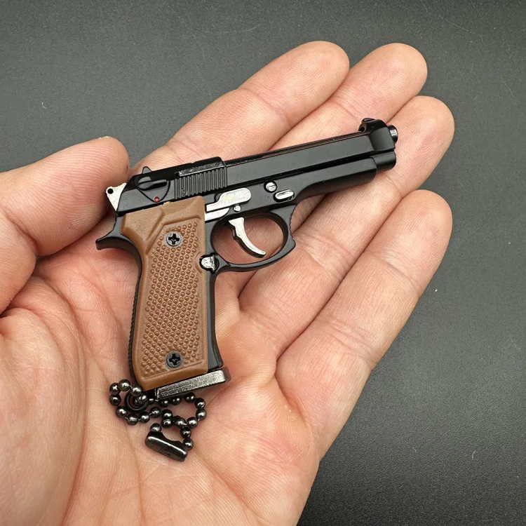 Nuovo 1:3 92F Portachiavi in metallo senza titolo Modello Pistola giocattolo Pistola in lega in miniatura Collezione Fidget Toy Ciondolo Regali di Natale