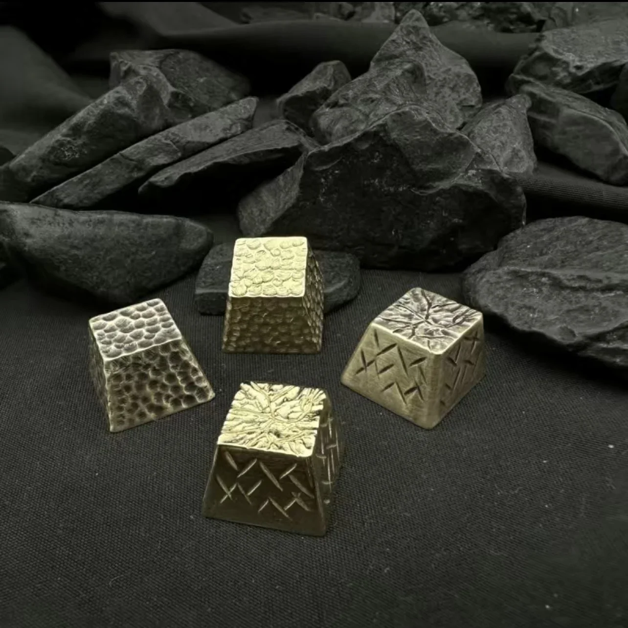 

Original pure copper retro hammer keys personalized mechanical keyboard niche keycaps cross shaft universal