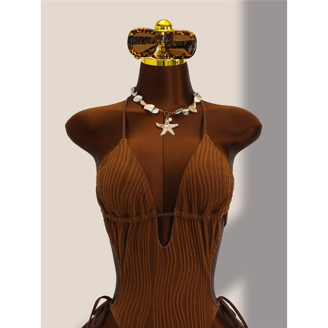 Einteiliger Badeanzug mit tiefem V-Ausschnitt und Neckholder, geraffter Schnitt, Damen-Badebekleidung, rückenfreies Design, hoher Beinausschnitt, gepolstert, Badeanzug, Modell V8343. – Detail 15