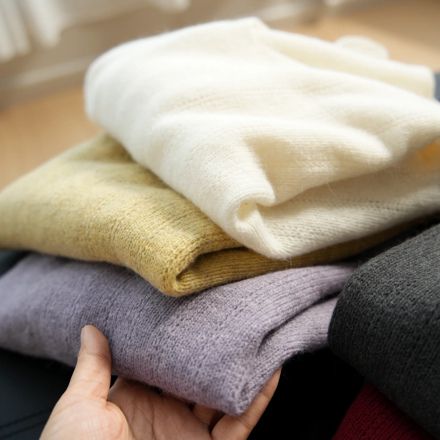 เสื้อสเวตเตอร์คอวีเรียบง่ายสำหรับผู้หญิง ทรงปกติ ผลิตภัณฑ์พิเศษสำหรับขายออนไลน์ ผสมขนแกะและขนกระต่าย เนื้อบางเบา เหมาะสำหรับฤดูใบไม้ร่วง สไตล์ลำลอง