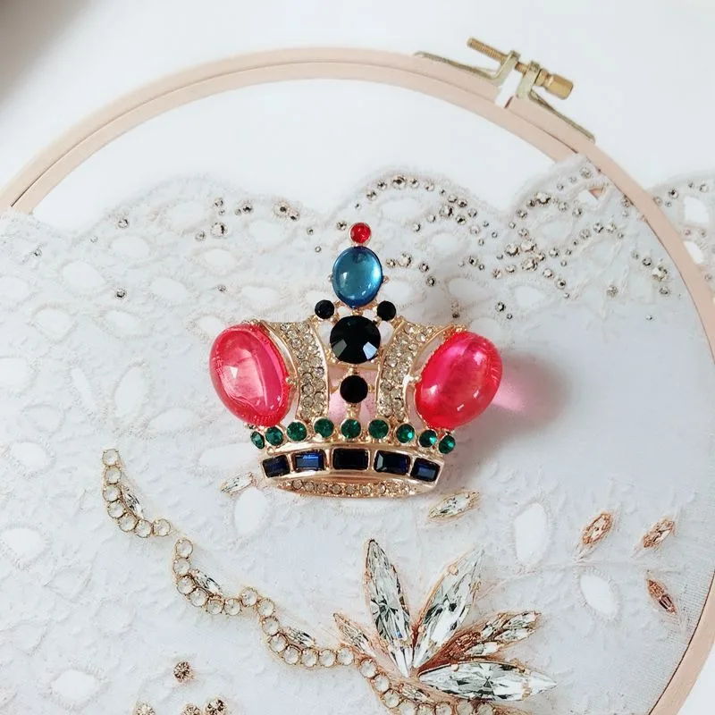 

Supply Exquisite Crown Brooch Pin Pink Green Resin Gem Diamond Brooch Hollow Brooch