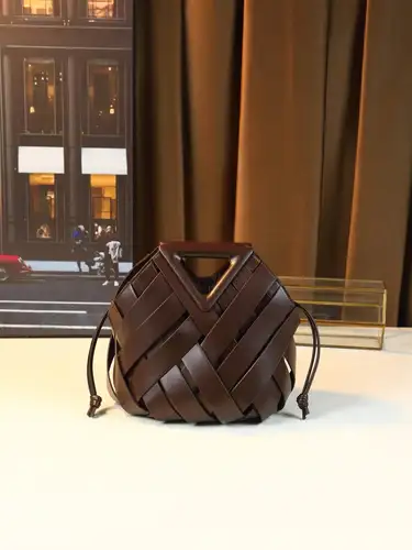 Imagen 2 del producto Bolso de mano de diseño tejido para mujer, bolso tipo cesta, bolso de viaje de moda con forma de triángulo invertido de nicho de alta gama, estilo informal