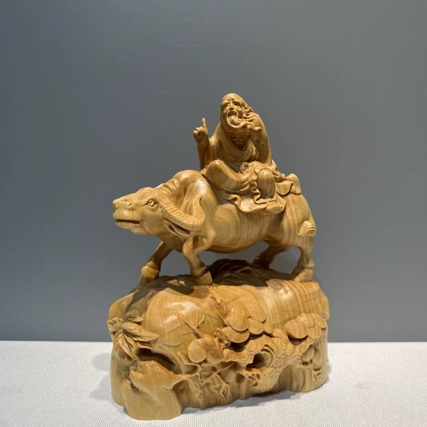 Laozi Riding an Ox Statue, Boxwood Hand-Carved Taoist Philosopher Figurine, Taishang Laojun Daode Tianzun for Home Altar, Feng S