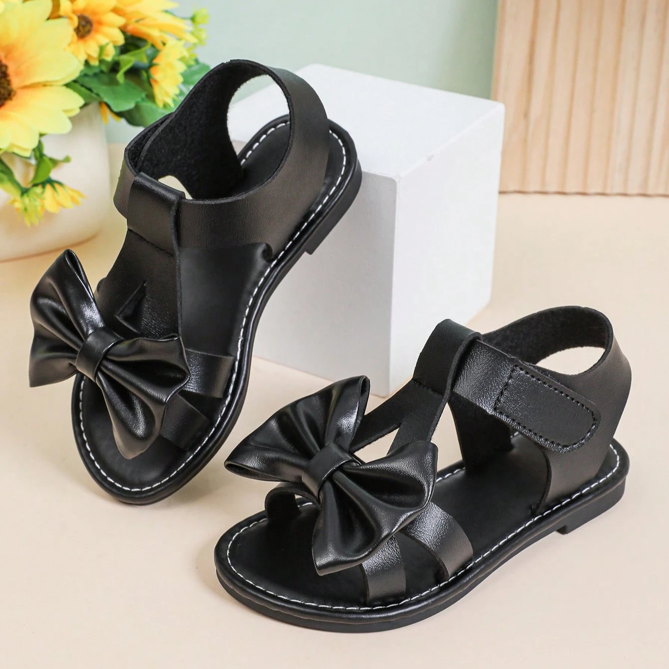 Mädchen-Sandalen aus weichem Leder mit süßer Schleife, Neu 2026, Sommer-Kleinkind-T-Riemen-Strandsandalen, rutschfest, schlicht, Prinzessinnen-Party-Sandalen für Mädchen – Detail 2