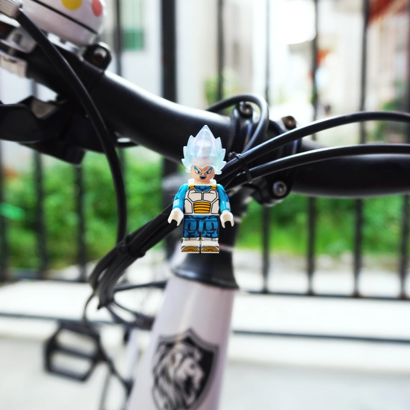 organizador-de-guidao-de-bicicleta-criativo-azul-decorativo-zeta-man-abracadeira-de-cabo-de-freio-e-cambio-pequeno-acessorio-para-bicicleta