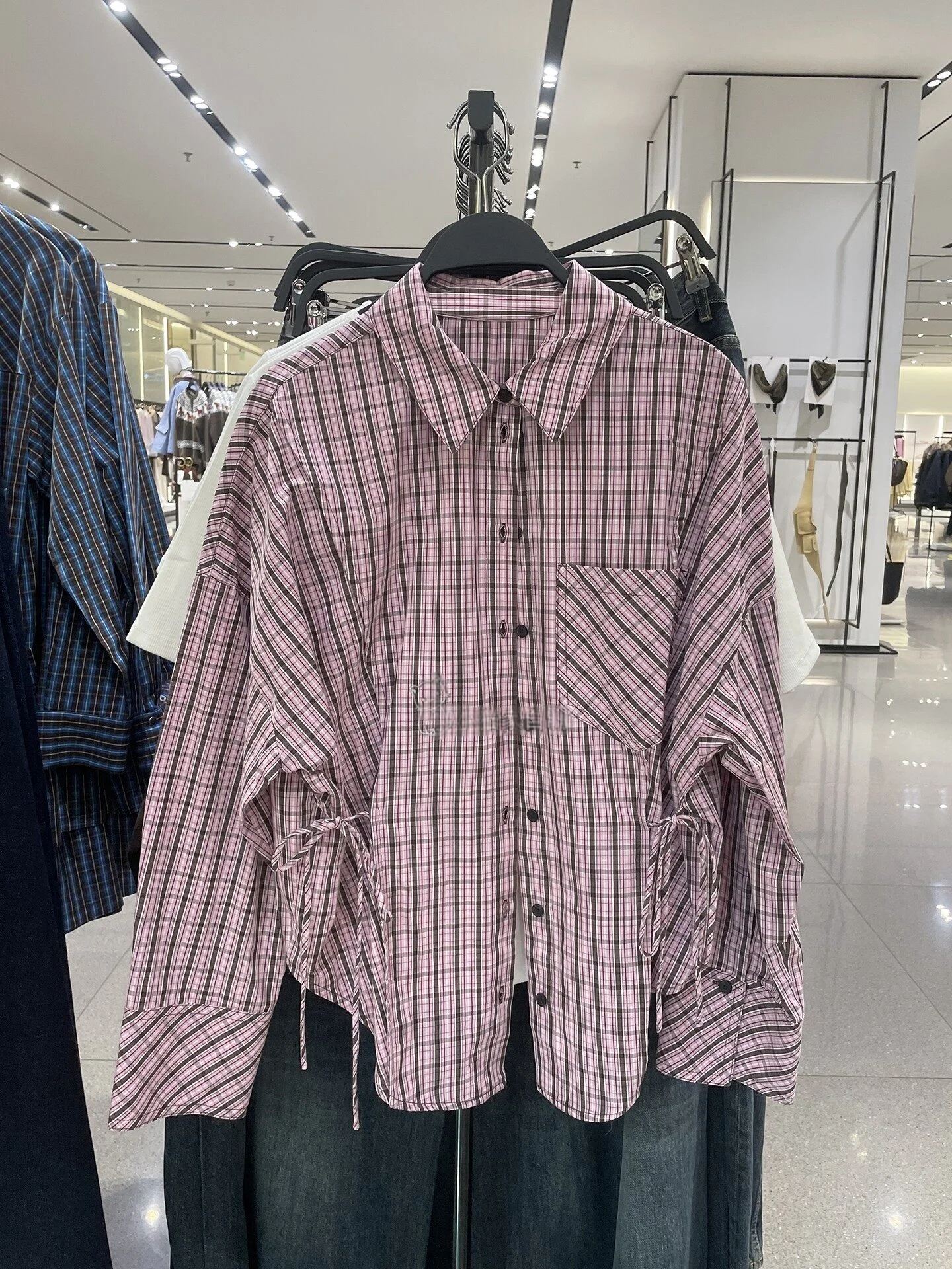 

Новая женская модная рубашка в клетку 2026 года с бантом и акцентом на талии: свободный и универсальный топ