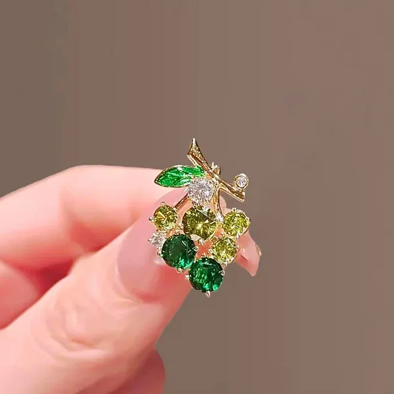 New Fruit Grape Purple Brooch Pin Women Temperament Fruit Lapel Pins Female Coat Corsage Badge Fashion Jewelry Gifts