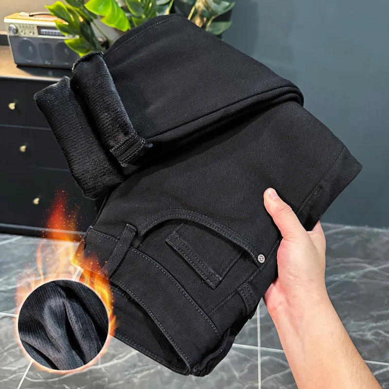 جينز مخملي سميك للرجال شتاء 2025 ملابس رجالية دافئة جديدة راقية غير رسمية مرنة بقصة ضيقة سراويل مقاومة للبرد