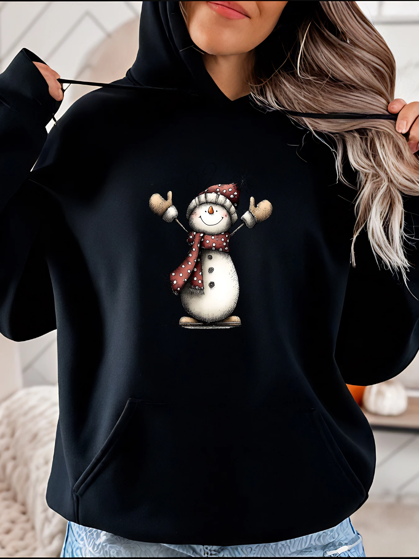 

Толстовка с принтом снеговика в повседневном зимнем стиле с шарфом и шапкой для женщин. Уютная праздничная одежда.